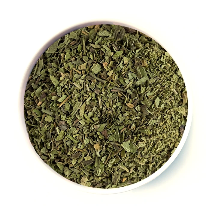 Hoja de estevia triturada de color verde en un bol blanco