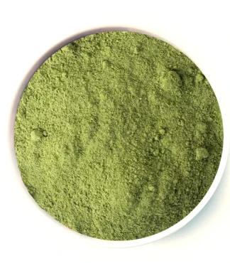 Espinaca molida en polvo fino de color verde en un bol blanco
